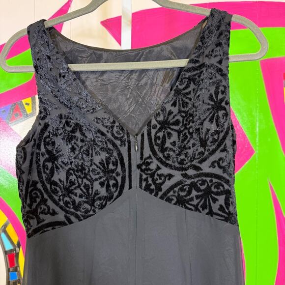Ever Beauty Petite, Elegant Black Sleeveless Dress. Size 8P. Velvety Details - Picture 4 of 7